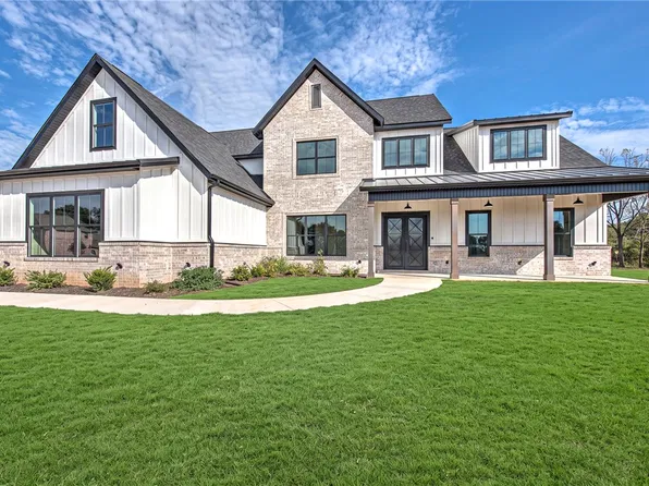 6001 Chief Martinez Ln, Rogers, AR 72756