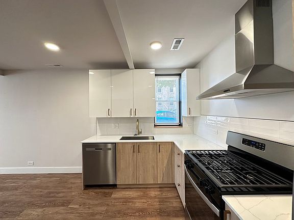 4th image of 3056 W Franklin Blvd
