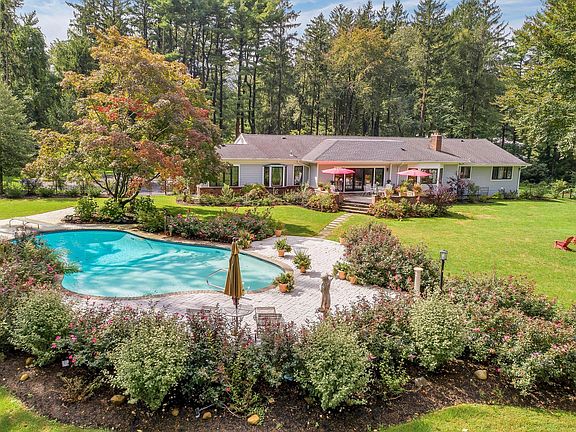 3rd image of 26 Pheasant Hill Ln