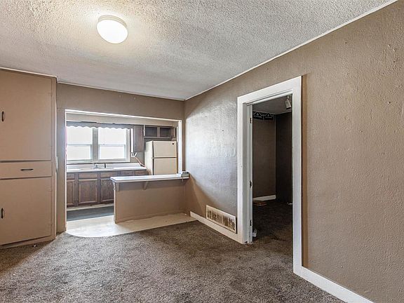 2nd image of 1225 W Davis St