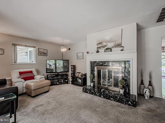 5th image of 8 Magnolia Ct