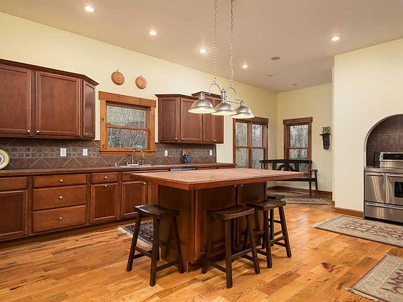 3rd image of 568 Avawam Dr