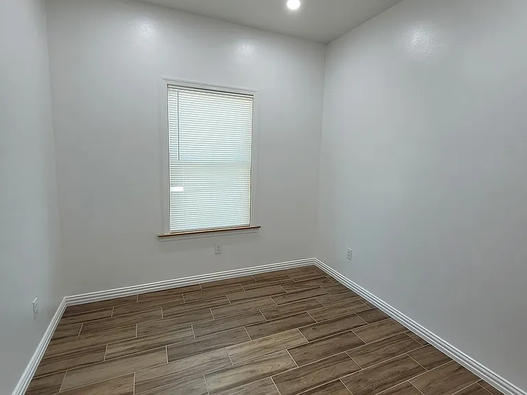 1005 County Road 3556 — Photo 4