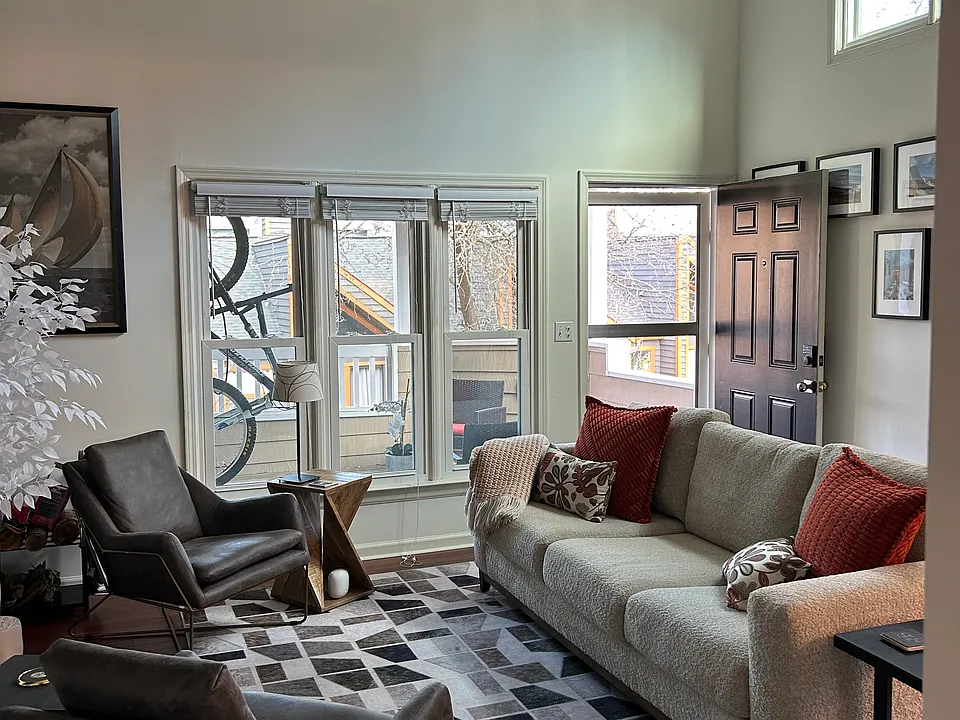 427 W 8th St #101