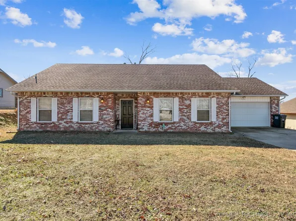 1302 Forest Ln, Catoosa, OK 74015