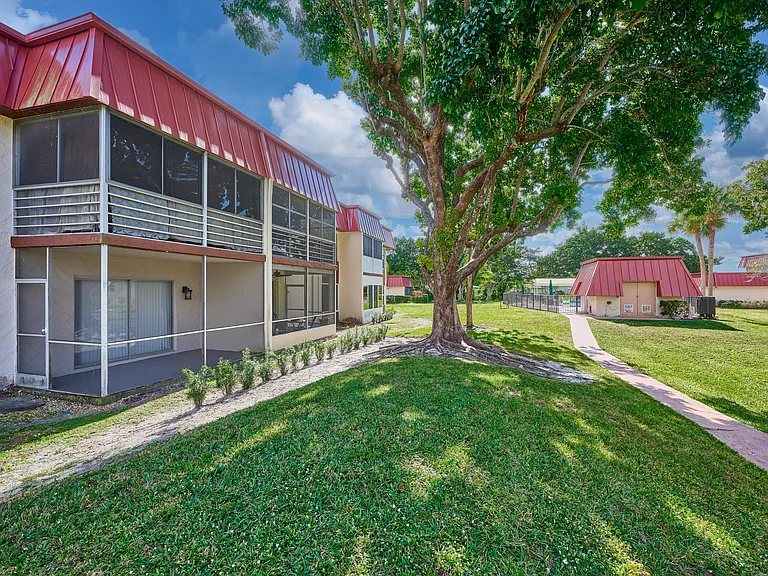 12021 W Greenway Dr — Photo 5
