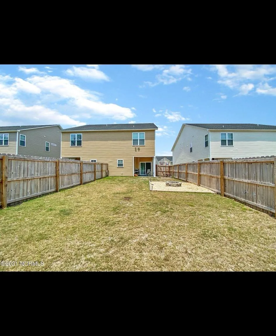 3 bed, 2.5 bath, 1569 sqft, $1,750 — Photo 3