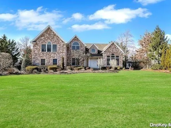 16 Old Bridge Court, Melville, NY 11747