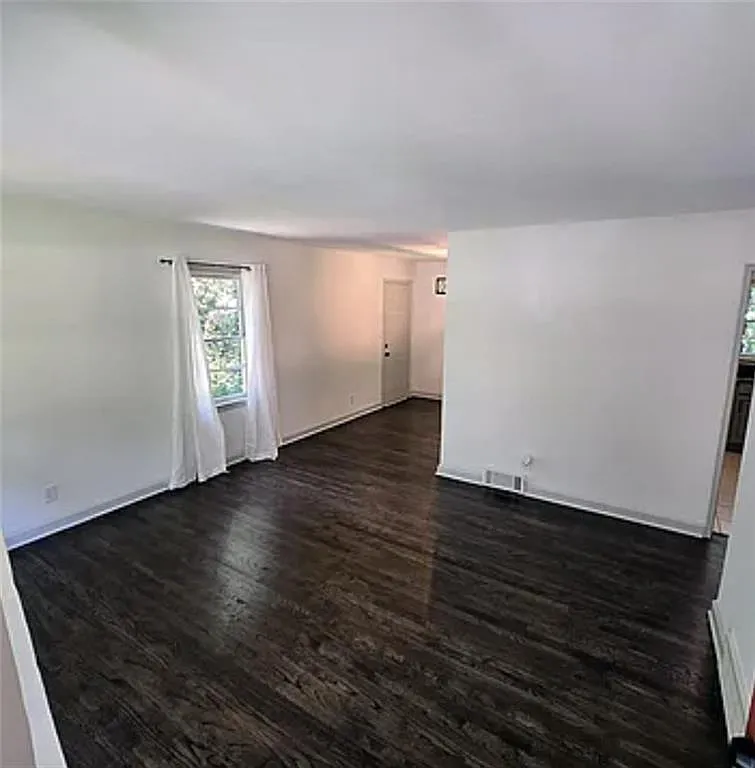 3 bed, 1.0 bath, 1014 sqft, $1,995 — Photo 4