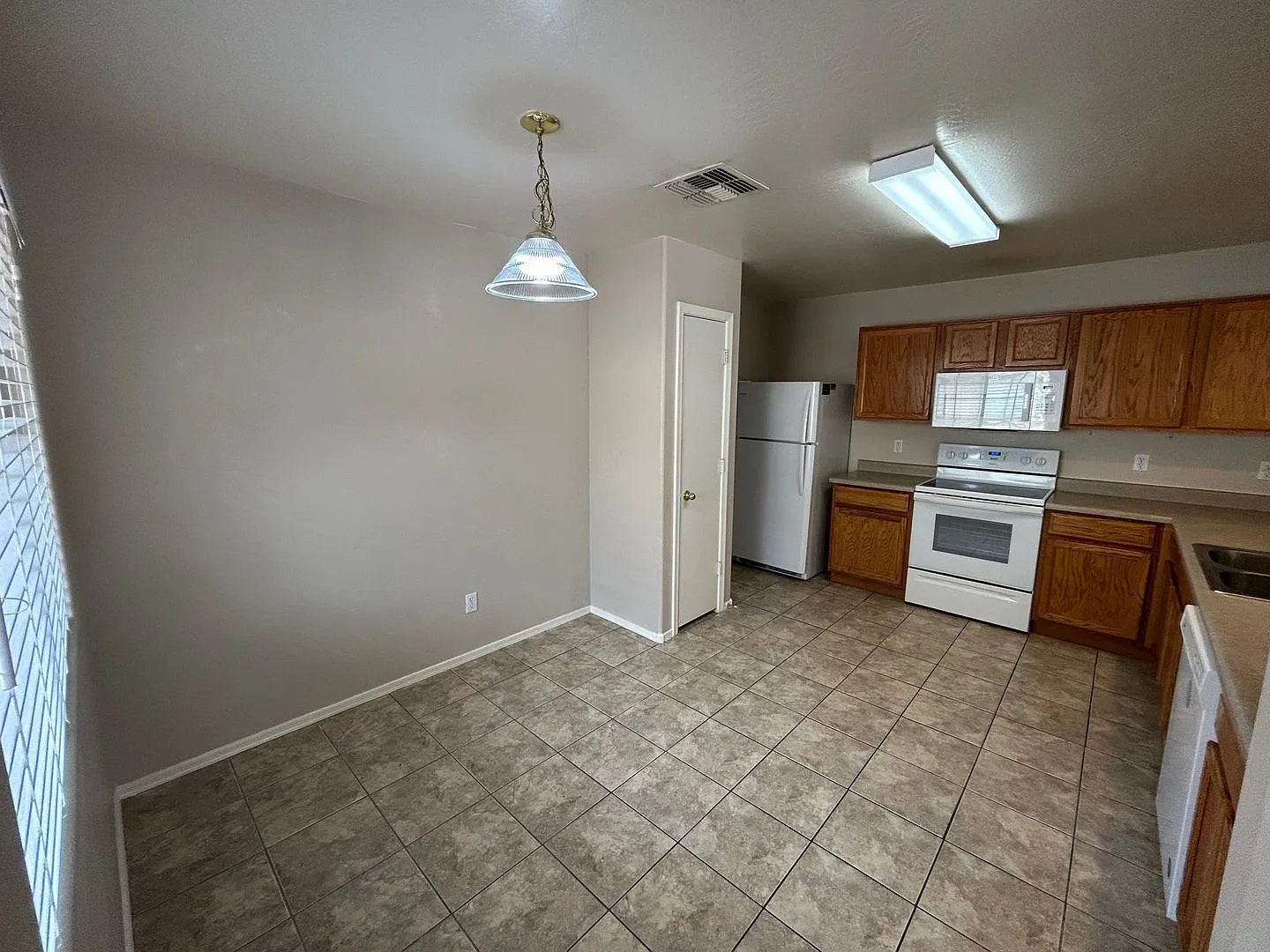 3 bed, 2.0 bath, 1647 sqft, $1,800 — Photo 4