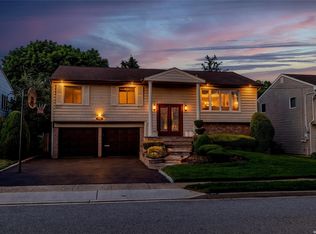 2991 Bond Dr, Merrick, NY 11566