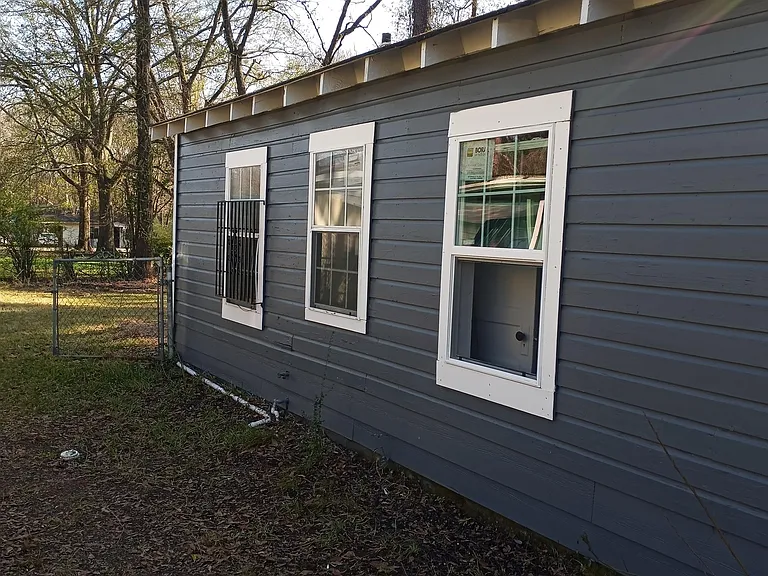 210 Eisenhower St — Photo 4