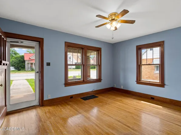 706 E Main St, Linn, MO 65051