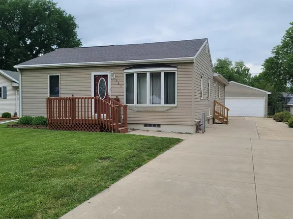 283 Toneff Dr, Elk Run Heights, IA 50707