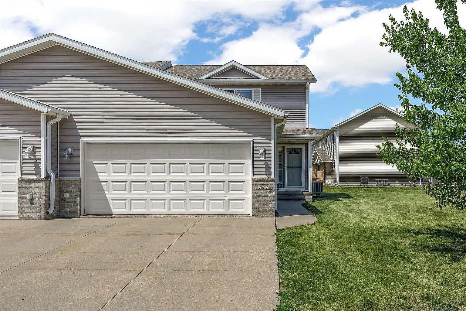 4 bed, 1911 sqft, $2,400 — Photo 1