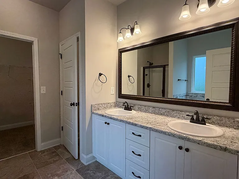 1008 Swan Ct — Photo 8