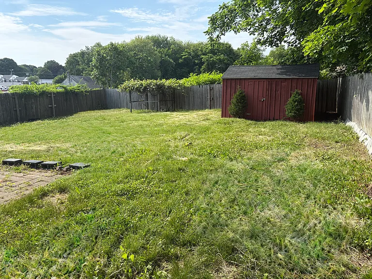 317 Willetts Ave — Photo 9