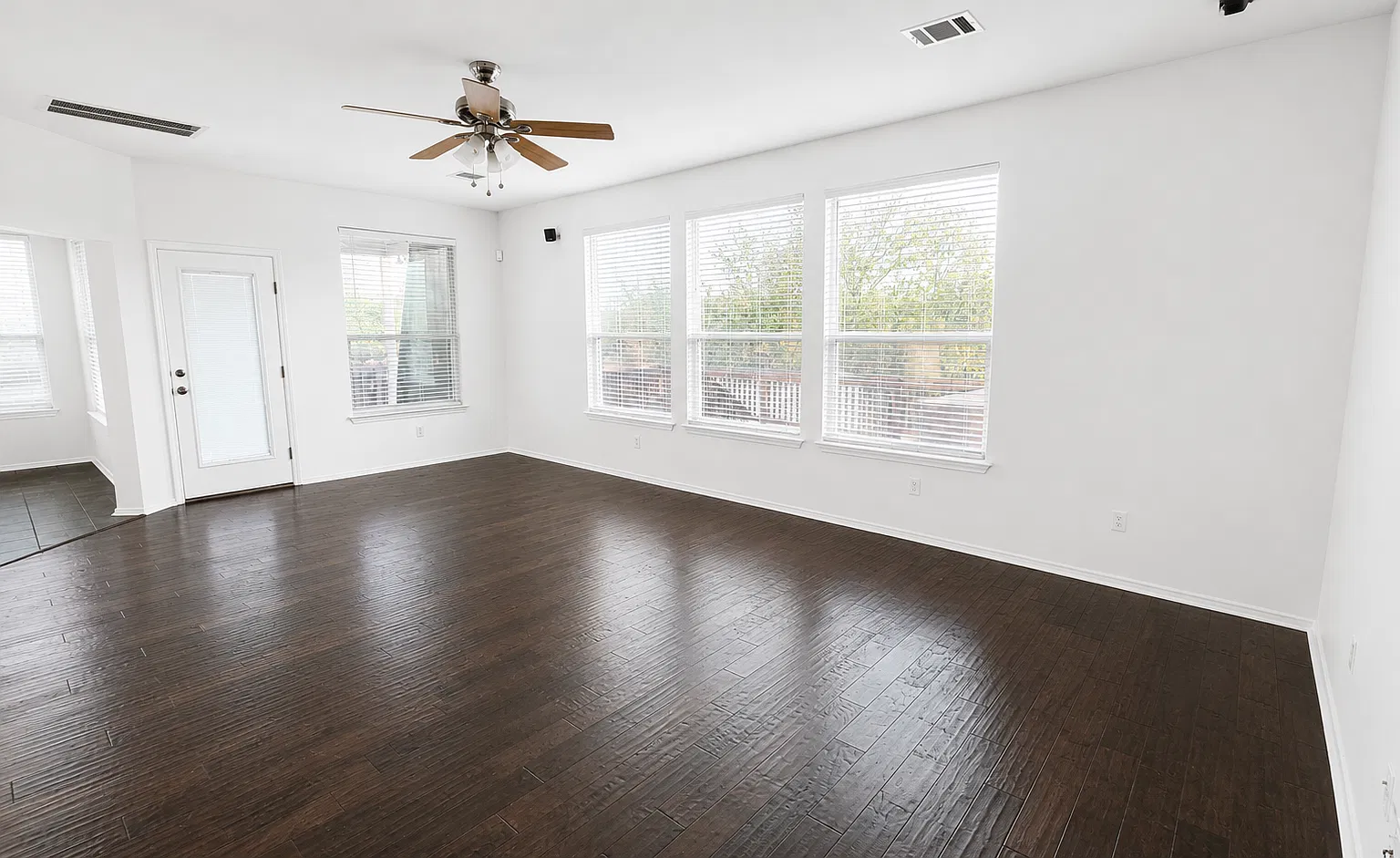 3 bed, 2.5 bath, 2120 sqft, $2,700 — Photo 2