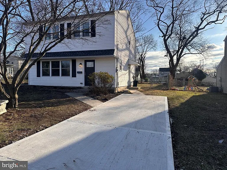 225 Velde Ave — Photo 2