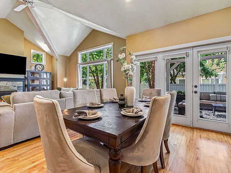 246 W Colchester Dr — Photo 28