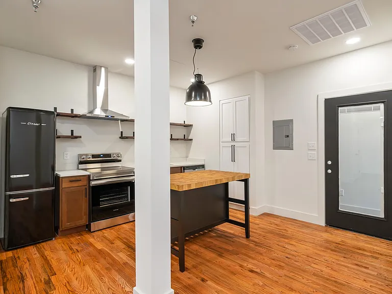 826 N Broadway St #301 — Photo 3