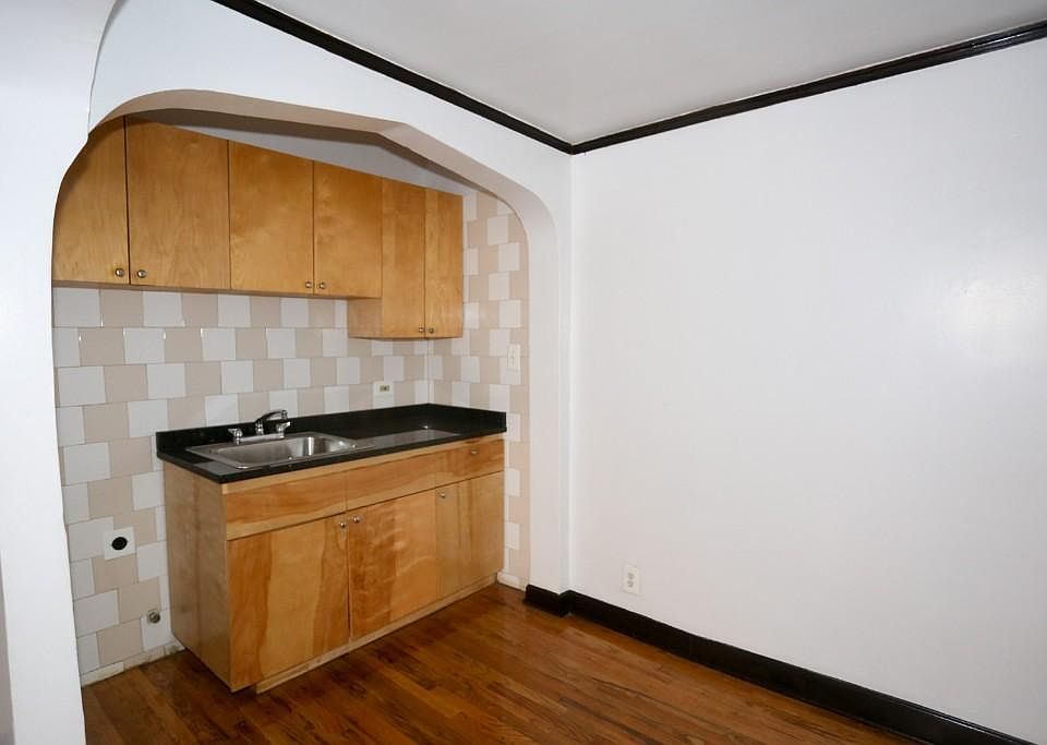 1st image of 846 W Montrose Ave APT 209