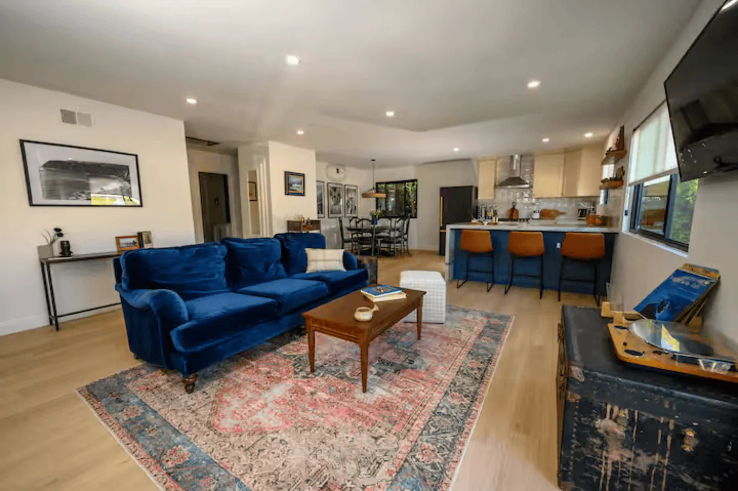 2 bed, 950 sqft, $5,000 — Photo 1