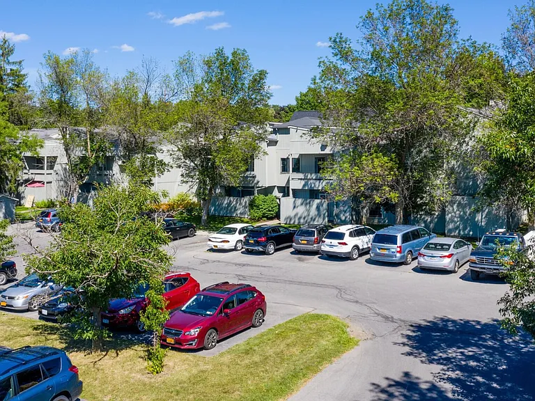University Park Apartments near Cornell University — Photo 17