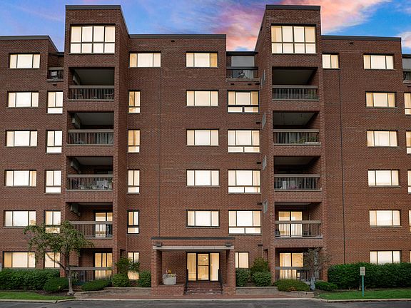 2nd image of 600 Naples Ct APT 106