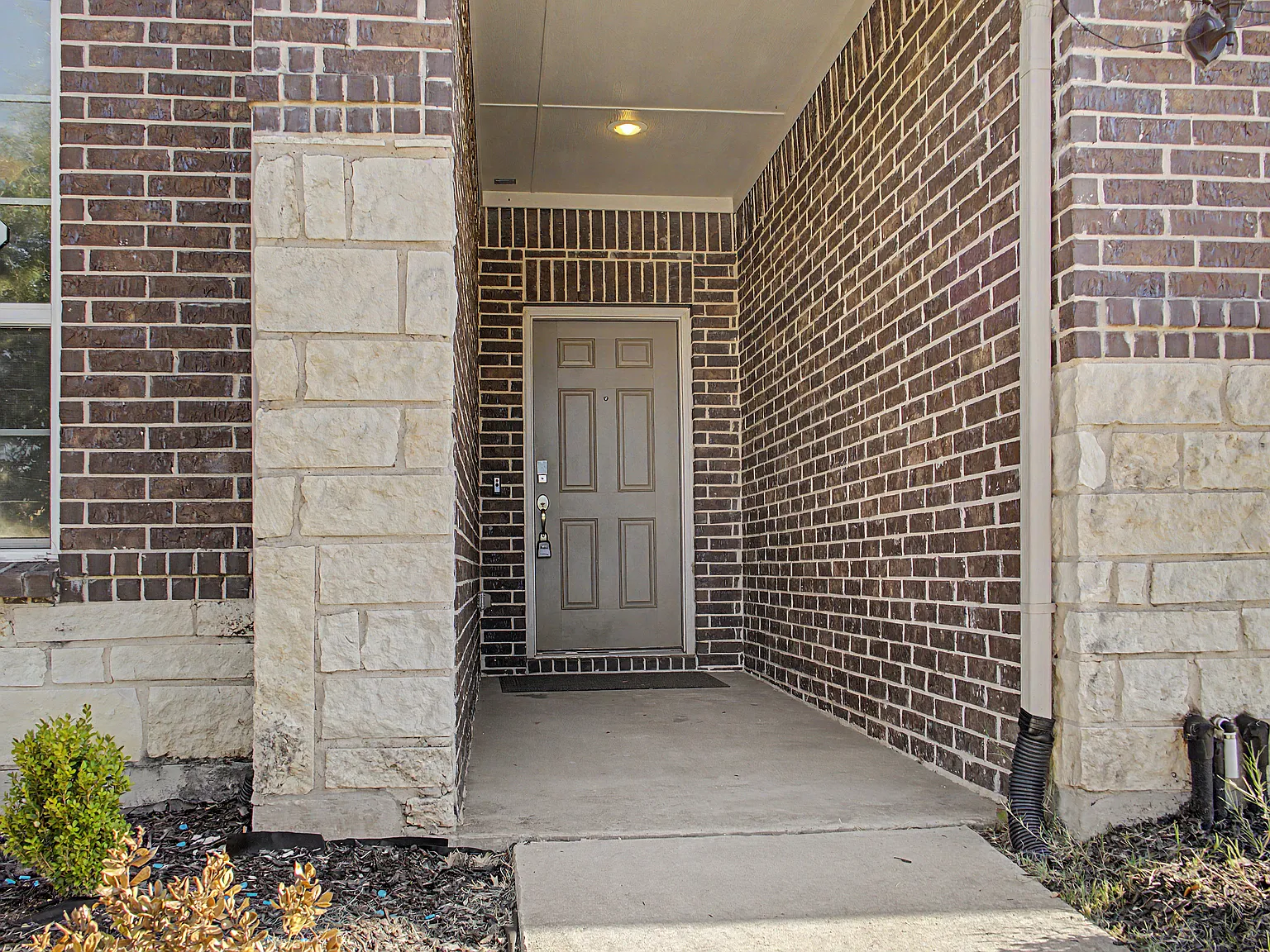 4 bed, 2125 sqft, $2,700 — Photo 2