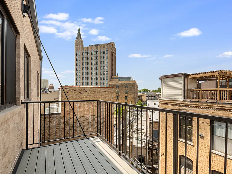 North + Damen — Photo 14