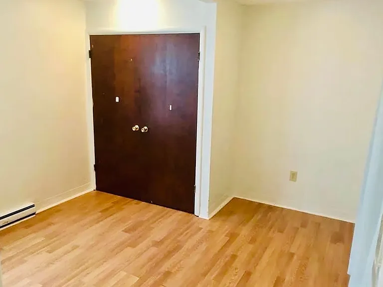913 Nott St — Photo 9