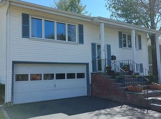 20 Boat Ln, Port Washington, NY 11050