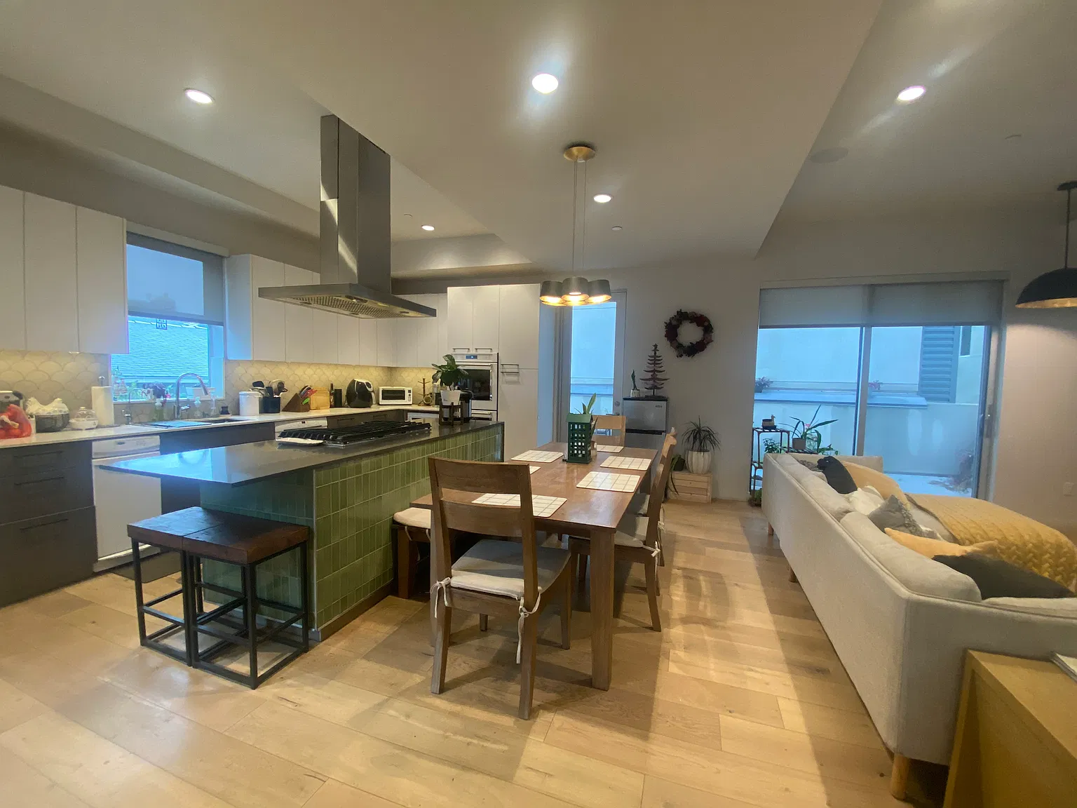 3 bed, 1985 sqft, $7,800 — Photo 3