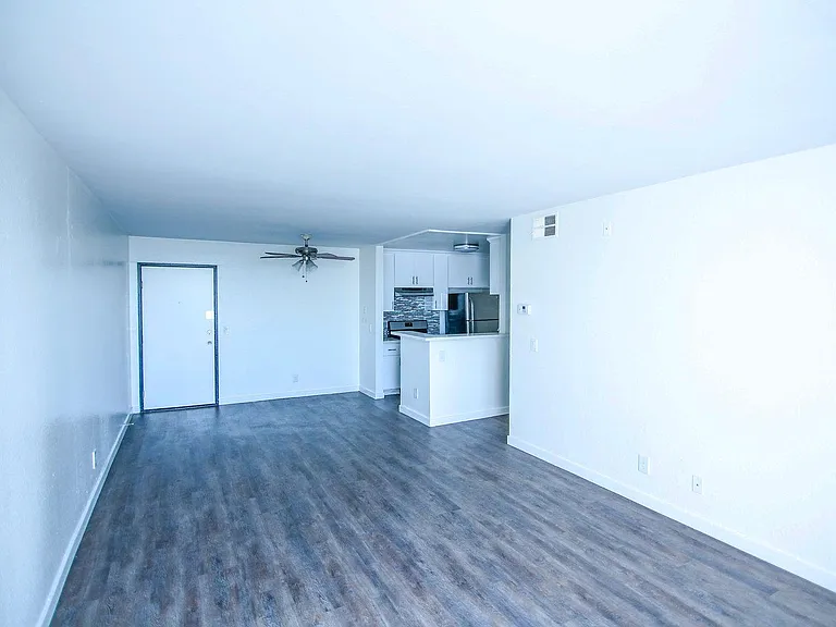 Marathon Apartments — Photo 15