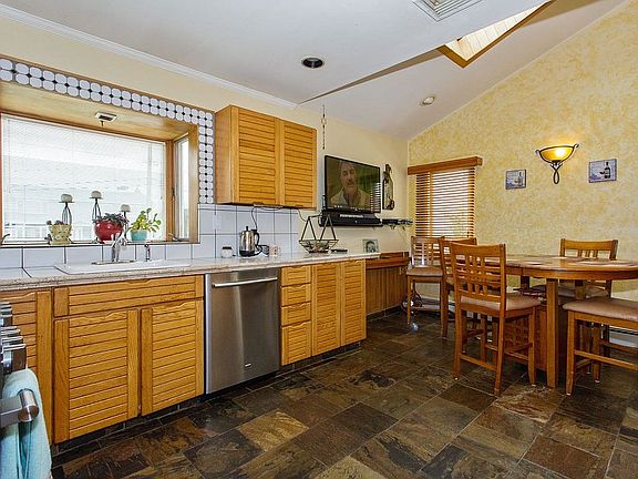 5th image of 8 Riverdale Ave