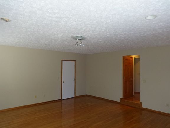 3rd image of 6328 Thorncrest Dr