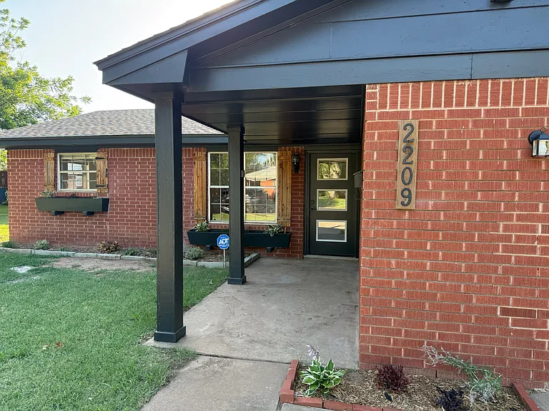 2209 Marshall Dr — Photo 4