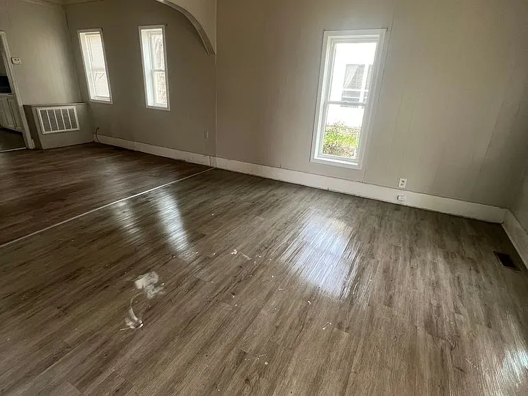 910 S Jackson Ave — Photo 2