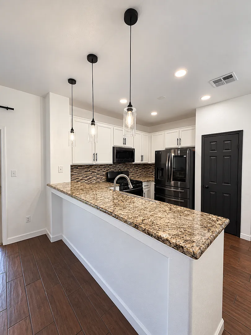 3 Bedroom 2 Bath House For Rent in Bakersfield — Photo 4