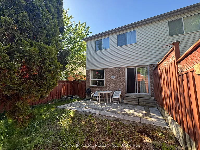 453 Heddle Cres — Photo 17