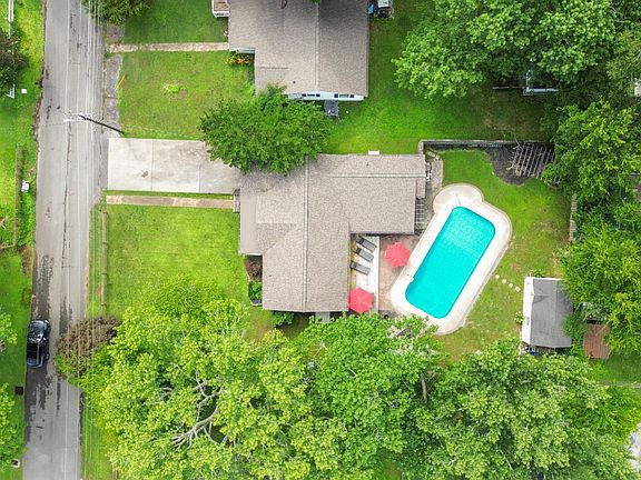 3rd image of 902 Sunset Ave NW