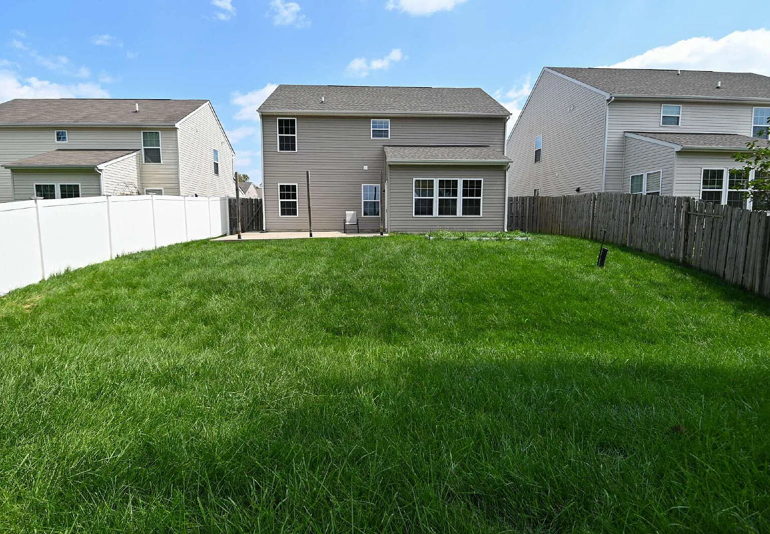 4 bed, 2.5 bath, 2384 sqft, $2,500 — Photo 3