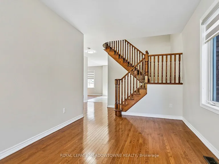 15 Learmont Ave #UPPER — Photo 8