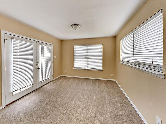 3rd image of 3822 Emerald Dr
