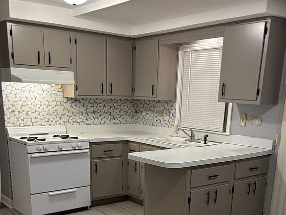 5th image of 6122 W 55th St