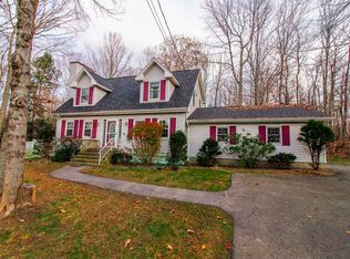519 Woods Edge Rd, Hermon, ME 04401