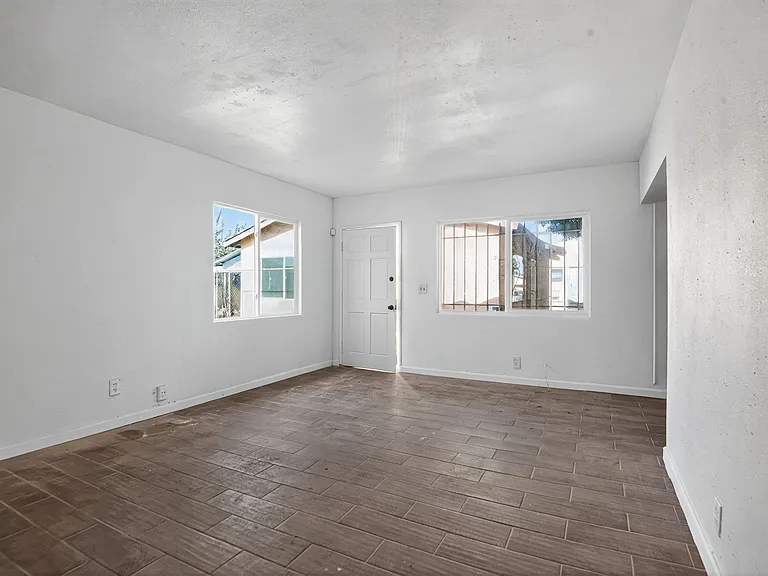 1122 W 105th St — Photo 10