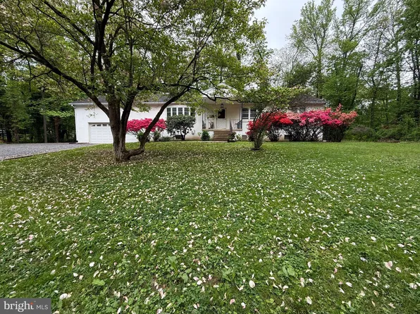 2392 E Ave, Levittown, PA 19056