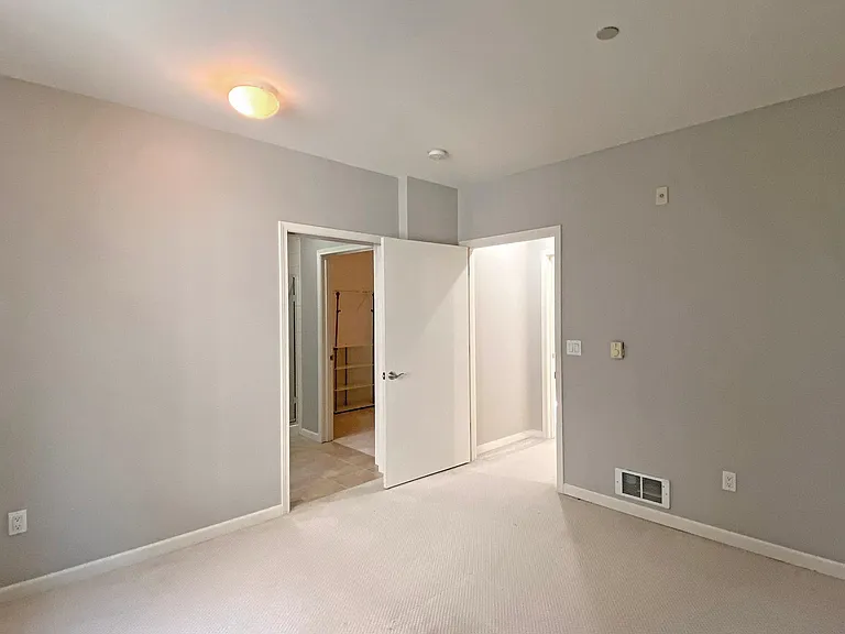 11004 NE 11th St #301 — Photo 16